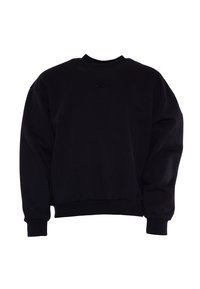 Sudadera negra de tejido suave, con cuello redondo y puños acanalados. Tiene un logo en relieve en el frente.