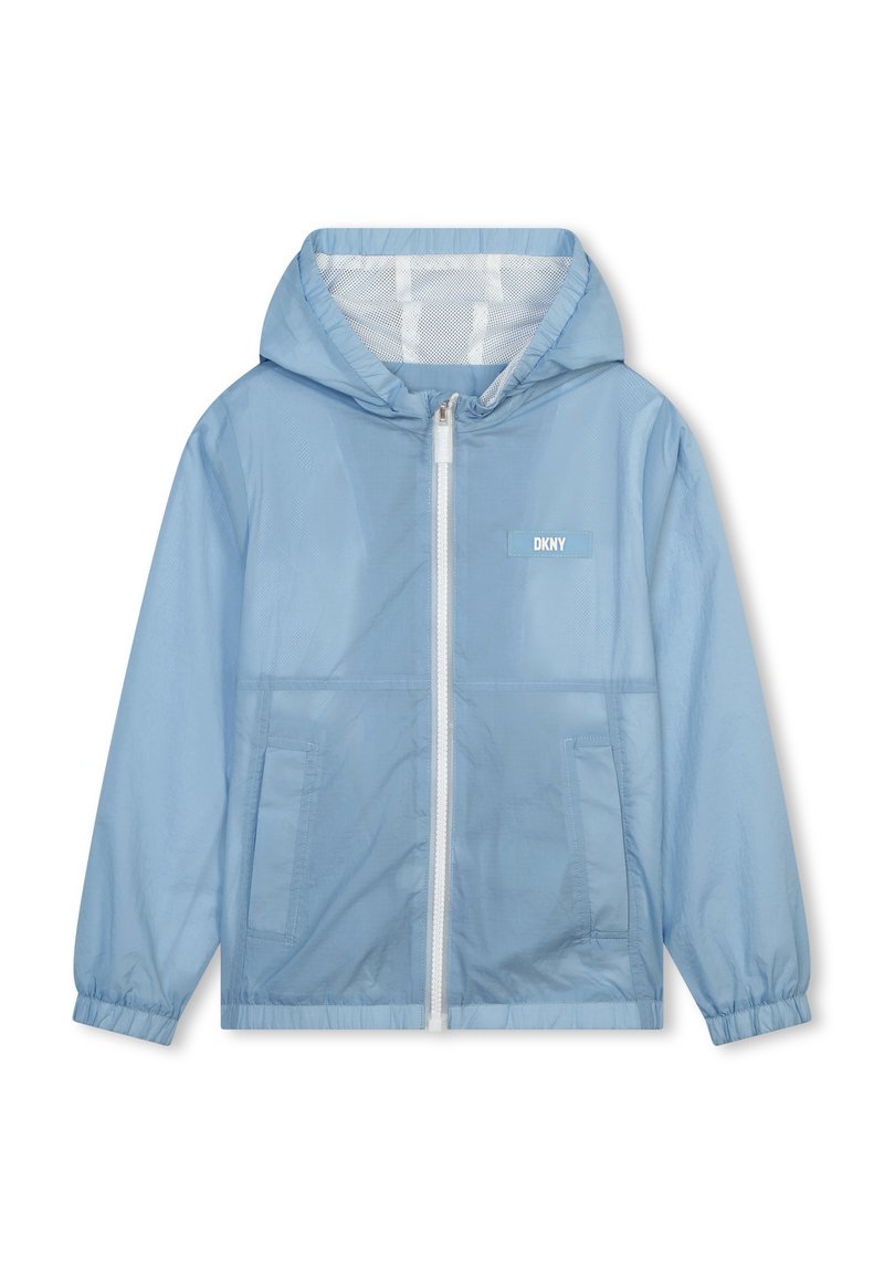 Chaqueta cortaviento azul claro hecha de material suave y ligero. Presenta una cremallera frontal, capucha, dos bolsillos delanteros y el logo de DKNY.