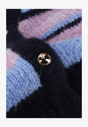 Gebreide trui met marineblauwe, lichtblauwe en roze strepen. Voorzien van een goudkleurige knop en een zachte, gestructureerde stof.