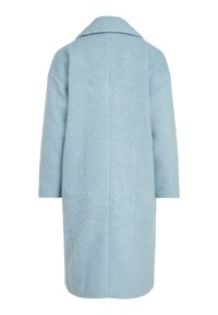 Cappotto in misto lana azzurro chiaro con colletto a punte, design di lunghezza media e taglio dritto. Texture morbida e dettagli minimi sul retro.