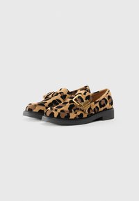 Løpere i leopardmønster laget av semsket skinn, med rund tå, svart gummisåle og gullfarget hardwaredetalj foran.
