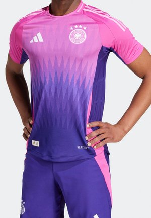 Koszulka sportowa Adidas z krótkim rękawem w gradientzie różowym do fioletowego, z geometrycznym wzorem, logo oraz trzema paskami na ramionach.