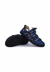 Sandales fermées bleu et noir avec lacets élastiques réglables et intérieur rembourré, une chaussure debout et l’autre montrant la semelle texturée.