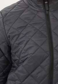 Quiltet mørkegrå jakke med høj krave og lynlås hele vejen ned, lavet af glat syntetisk materiale med en blank finish.