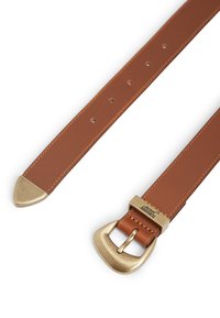 Καφέ δερμάτινη ζώνη με αγκράφα από μέταλλο σε χρυσό τόνο. Διαθέτει κεκλιμένη άκρη και ομοιόμορφα τοποθετημένες τρύπες για ρύθμιση. Ραφές διακοσμητικές κατά μήκος των άκρων.