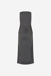 Rochie lungă gri închis fără bretele, cu detalii adunate la nivelul taliei și o fustă dreaptă și netedă.