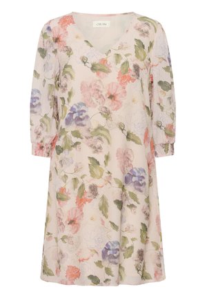 Lyserød V-hals kjole med 3/4 ærmer, prydet med et flerfarvet blomstermønster med grønne blade og blomster i lilla, lyserød og orange.