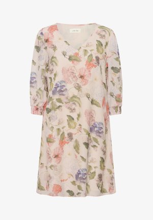 Lyserød V-hals kjole med 3/4 ærmer, prydet med et flerfarvet blomstermønster med grønne blade og blomster i lilla, lyserød og orange.