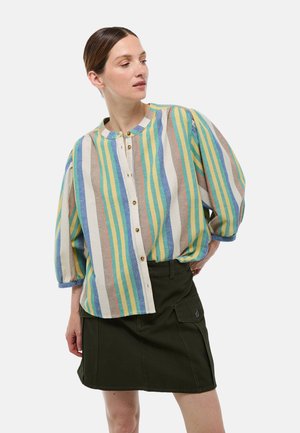 Chemise rayée légère à encolure ronde, avec des manches courtes bouffantes et des boutons sur le devant. Les couleurs comprennent le bleu, le jaune, le vert et le beige.