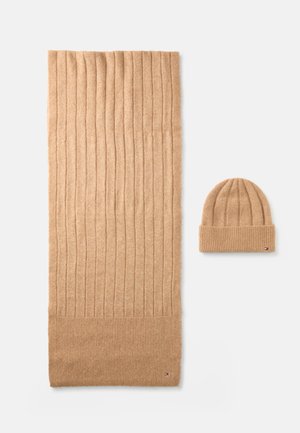 FLAG FLUFFY BEANIE SCARF SET - Bonnet - safari canvas