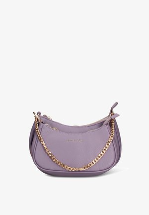 Lila Lederhandtasche mit geschwungener Form, goldener Kettenriemen und Reißverschluss. Glatte Textur und dezentes Logo auf der Vorderseite geprägt.