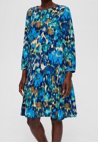 Blau- und grün gemustertes Kleid mit langen Ärmeln, rundem Ausschnitt und gestuftem Rock. Leichter Stoff mit fließender Textur und sanftem Fall.