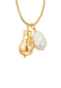 Collana con pendente in oro che presenta un ciondolo scultoreo in oro e una perla irregolare bianca, entrambi appesi a una catena d'oro texturizzata.