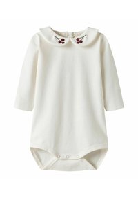 Body pour bébé à manches longues de couleur crème avec un col claudine orné de petites cerises rouges brodées, et des boutons-pression au bas.