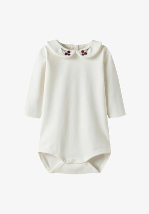 Hellcremefarbener Baby-Strampler mit langen Ärmeln und Peter-Pan-Kragen, verziert mit kleinen gestickten roten Kirschen, und Druckknöpfen am unteren Abschluss.