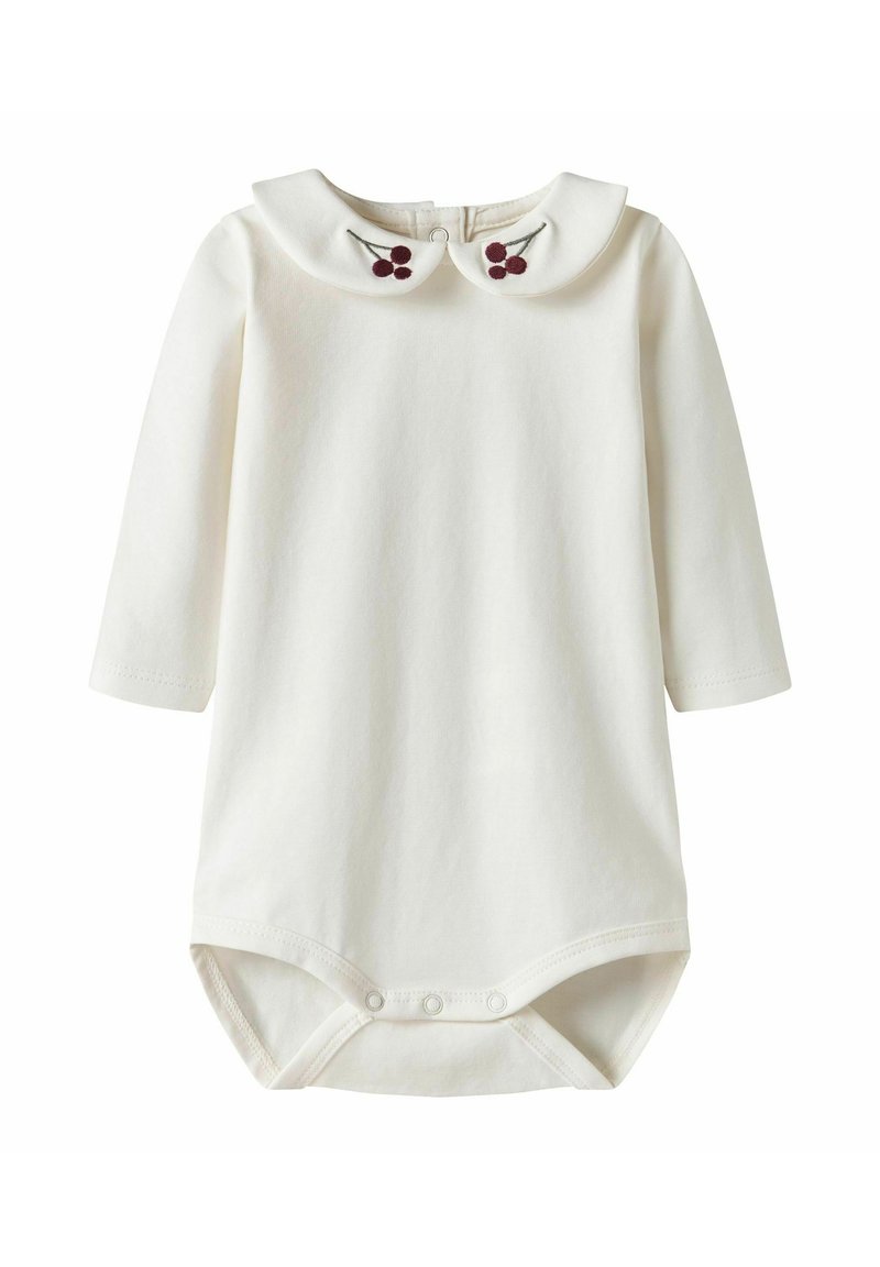 Body pour bébé à manches longues de couleur crème avec un col claudine orné de petites cerises rouges brodées, et des boutons-pression au bas.