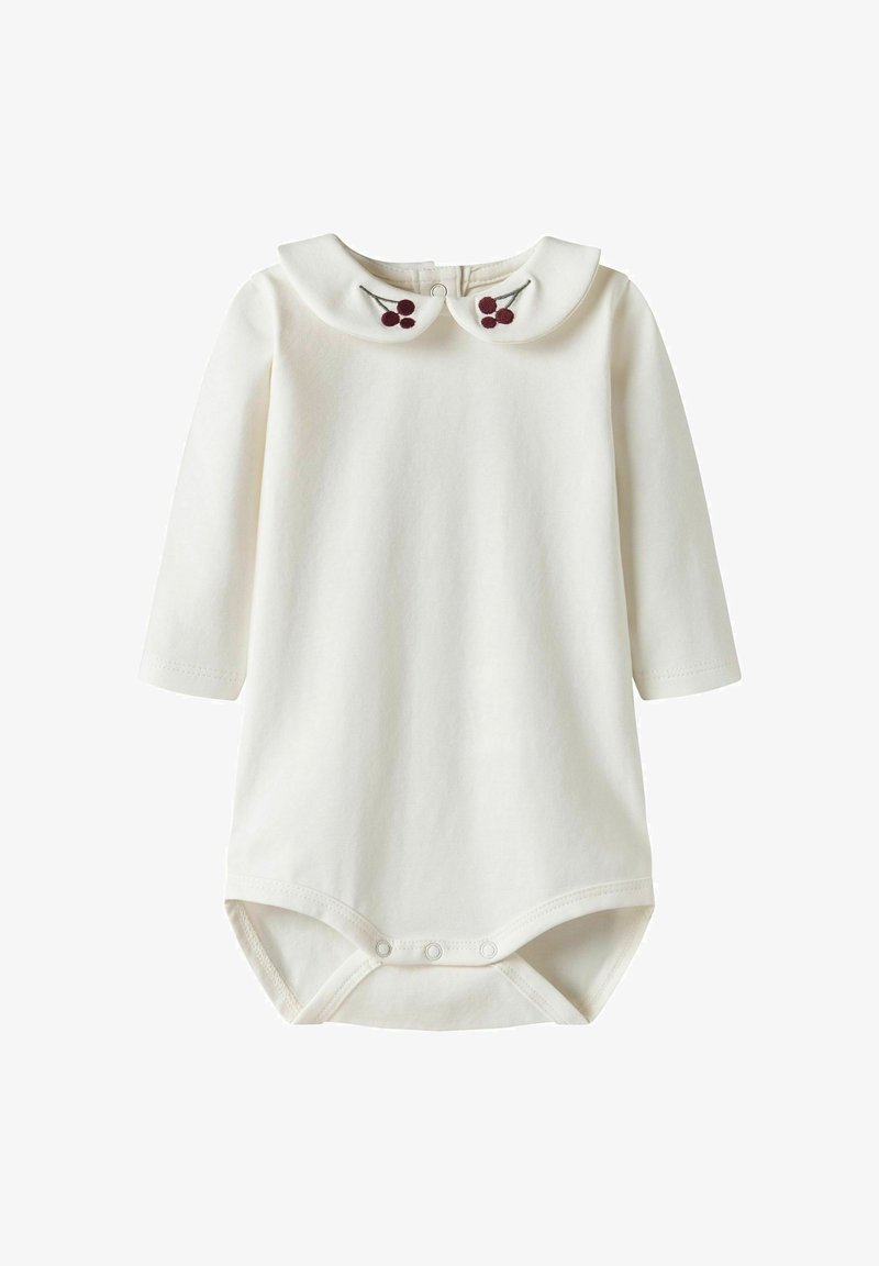 Body pour bébé à manches longues de couleur crème avec un col claudine orné de petites cerises rouges brodées, et des boutons-pression au bas.