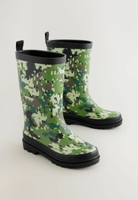 Bottes de pluie en caoutchouc imperméables vertes et noires présentant un motif camouflage, une surface texturée et des semelles en caoutchouc noir robustes avec une légère adhérence.