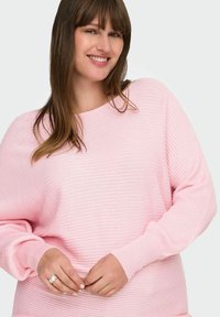 Lys rosa ribbestrikket genser med båthals og lange ermer, med en avslappet passform og subtil tekstur.