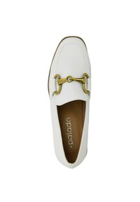Witte leren loafer met een rechthoekige vorm, gouden hardware accent en een bruine binnenzool, voorzien van een gladde textuur en een minimalistisch ontwerp.