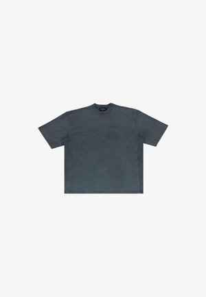 Maglietta in cotone grigia scura con maniche corte e scollatura rotonda. Presenta una vestibilità rilassata e una texture liscia e priva di decorazioni.