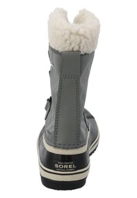 Bota gris impermeable con cuello de piel sintética, que cuenta con una suela de goma, parte superior de tela texturizada y un cremallera trasera para facilitar el uso.