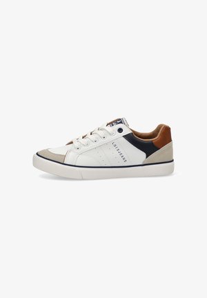 Zapatilla blanca de corte bajo con puntera beige, detalles en azul marino y marrón, cordones blancos y la marca "Lois Jeans" en el lateral.