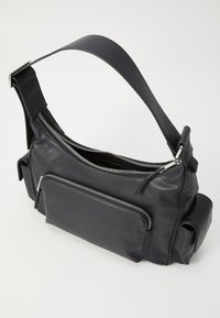 Borsa a spalla in pelle nera con tracolla ampia, numerosi scomparti con zip e superficie texture. Presenta una tasca esterna e un design minimalista.