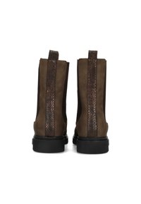 Bruine enkellaarsjes met een gestructureerd slangenhuidenpatroon aan de zijkanten, voorzien van trekhaakjes en een stevige zwarte zool, gezien vanuit de achterkant.