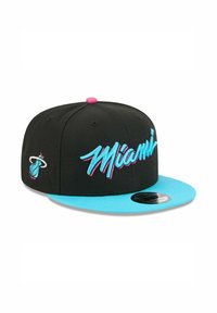 Schwarze Baseballkappe mit einer türkisen, flachen Krempe. Auf der Vorderseite ist "Miami" in Blau und Pink erhaben geprägt, an der Seite befindet sich ein Logo.
