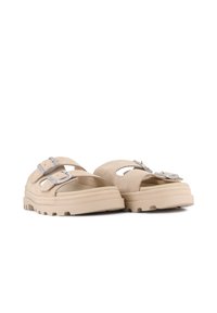 Sandali infradito beige con tomaia in suede, caratterizzati da due cinturini regolabili con fibbie argentate e una suola in gomma testurizzata per garantire aderenza.