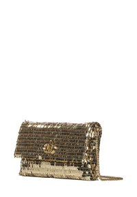 Borsa a pochette metallica dorata con un design testurizzato e frangiato. Presenta una tracolla a catena e un dettaglio con logo sul davanti. Forma compatta e rettangolare.