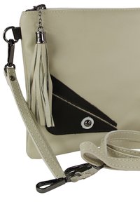 Lichtbeige leren clutch met zwarte driehoekige accent, zilveren beslag, kwastdetail en afneembare schouderriem. Soepele textuur.