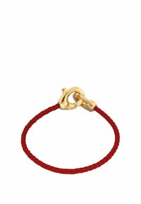 Pulsera trenzada de cuero rojo con cierre de langosta en tono dorado, que destaca por su textura suave y su forma circular compacta.