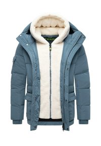 Plavi puffer jakna s pahuljastom bijelom podstavom, s patentnim zatvaračem sprijeda, kapuljačom i bočnim džepovima. Akcenti uključuju kontrastne šavove.