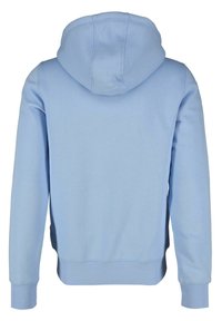 Sudadera con capucha azul claro con cordón ajustable, mangas largas y puños acanalados. Textura suave y costuras planas, sin gráficos ni patrones visibles.
