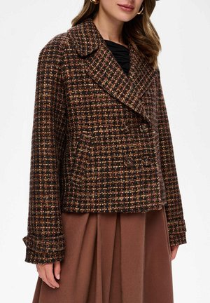 Brauner karierter Blazer mit einer doppelt knöpfbaren Vorderseite, breiten Revers und strukturiertem Stoff. Lange Ärmel mit Manschetten-Details.