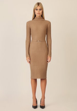 Rippstrickkleid in Beige mit hohem Kragen, langen Ärmeln und taillierter Silhouette, akzentuiert durch einen schmalen Gürtel mit einer silbernen Schnalle.
