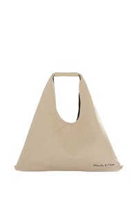 Borsa a spalla in pelle beige con una forma triangolare unica, dotata di un'ampia apertura e di un manico corto. Fodera interna nera, branding minimale.
