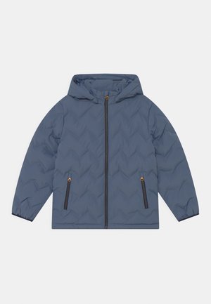Veste matelassée bleue avec capuche, fermeture éclair à l'avant et deux poches verticales zippées, présentée à plat sur fond blanc.