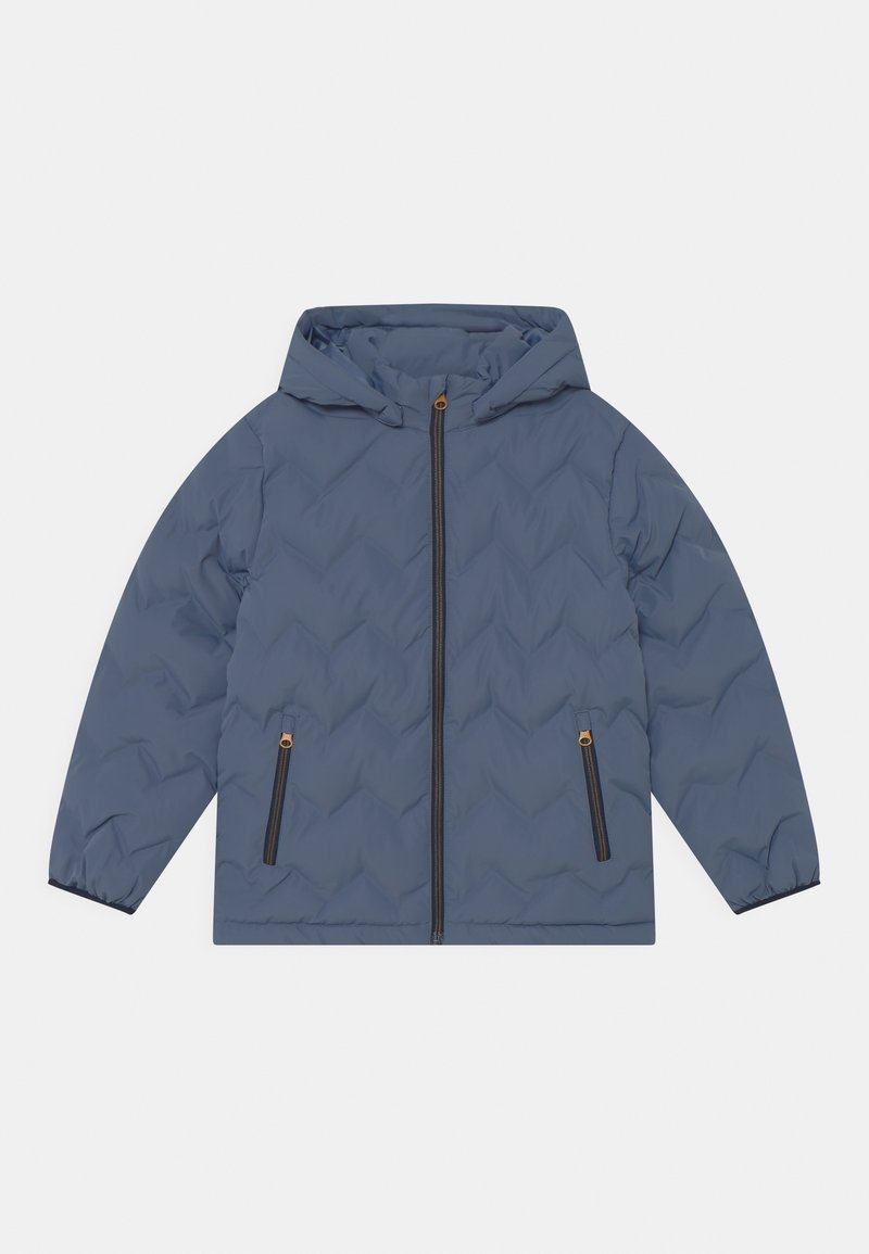 Veste matelassée bleue avec capuche, fermeture éclair à l'avant et deux poches verticales zippées, présentée à plat sur fond blanc.