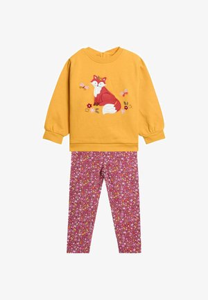 Goruč žuti majica s dugim rukavima s izvezenom crvenom lisicom, leptirima i cvijećem u kombinaciji s ružičastim leggings hlačama s cvjetnim uzorkom.