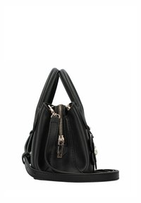 Bolso de cuero negro con forma triangular, cierre de cremallera y acentos de perlas. Presenta dos asas y una correa de hombro desmontable.