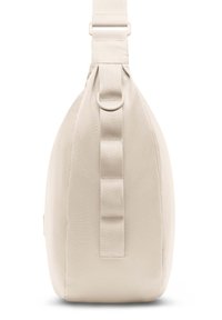 Borsa a tracolla in tessuto beige con forma arrotondata, dotata di una fascia ampia e un anello di regolazione laterale per una maggiore funzionalità.