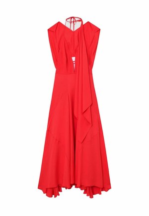 Sarkana bezroku halterkleita ar asimetrisku plūstošu svārku un drapētu auduma detaļu vienā pusē, paredzēta formālai valkāšanai.