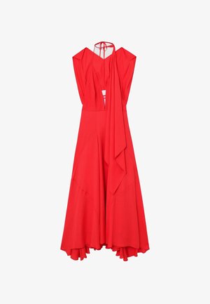 Červené bezrukávové šaty s halter výstřihem, asymetrickou splývavou sukní a zdobené záhyby látky na jedné straně, navržené pro formální příležitosti.