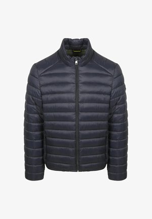 Donkerblauwe doorgestikte gewatteerde herenjas met hoge kraag en ritssluiting aan de voorkant, afgebeeld op een witte achtergrond.