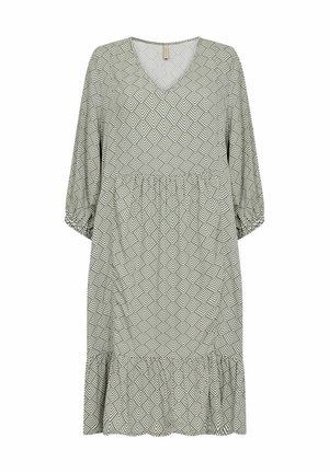 Vihreä kuviollinen mekko, jossa on V-pääntie, kolme neljänneksen hihnaa, kerätty vyötärö ja frillahelma. Mekossa on geometrinen kuvio ristikkäisissä väreissä.