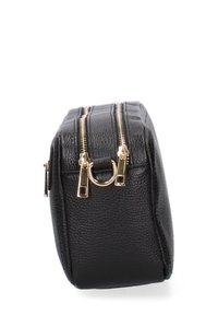 Borsa rettangolare in pelle nera testurizzata con due cerniere dorate e un dettaglio ad anello dorato sul lato.