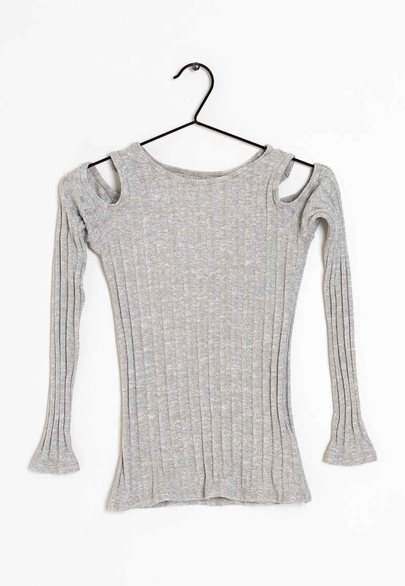 Pull en maille côtelée grise avec manches longues et découpes aux épaules, suspendu sur un cintre noir sur fond blanc.